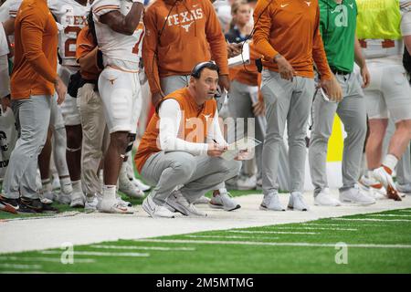 San Antonio, TX, USA. 29. Dezember 2022. Texas Longhorns Head Coach Steve Sarkisian in Aktion während der NCAA Valero Alamo Bowl gegen Washington Huskies im Alamodome in San Antonio, Texas. Mario Cantu/CSM/Alamy Live News Stockfoto