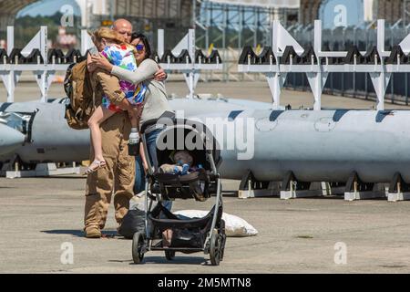 A Marine with Marine Fighter Attack Squadron (VMFA) 115, Marine Aircraft Group 31, 2. Marine Aircraft Wing begrüßt seine Familie während eines Homecoming auf der Marine Corps Air Station Beaufort, South Carolina, 27. März 2022. Stockfoto