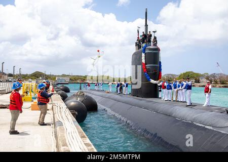 APRA HARBOR, Guam (28. März 2022) das schnell angreifende U-Boot der Los Angeles-Klasse USS Annapolis (SSN 760) kommt am 28. März in Guam an. Annapolis ist in der Lage, verschiedene Missionen zu unterstützen, darunter U-Boot-Kampfführung, Schiffskampfführung, Streikkrieg und Nachrichtendienst sowie Aufklärungsarbeit Stockfoto