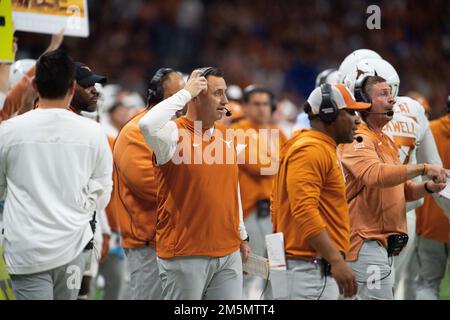 San Antonio, TX, USA. 29. Dezember 2022. Texas Longhorns Head Coach Steve Sarkisian in Aktion während der NCAA Valero Alamo Bowl gegen Washington Huskies im Alamodome in San Antonio, Texas. Mario Cantu/CSM/Alamy Live News Stockfoto