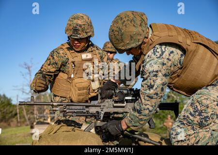 USA Marinekorps Sgt. Marcus A. Ventura, Right, ein Automobil-Wartungstechniker, und Lance CPL. Bryan Mata, Center, ein Assistenzmaschinenschütze, beide mit 3. Marine Logistics Group, bereiten Sie während der Übung Atlantic Dragon in Camp Blanding, Florida, USA, am 27. März 2022 ein mittelgroßes M240B-Maschinengewehr für die Reichweite vor. Atlantic Dragon ist eine Übung zur Kraftgenerierung, bei der CLR-37 als Ankunftsgruppe eingesetzt wird, um taktische logistische Unterstützung für die III Marine Expeditionary Force zu leisten. Die Übung besteht aus einer experimentellen Marinetaktik der Offload-Taktik des Militärs Stockfoto