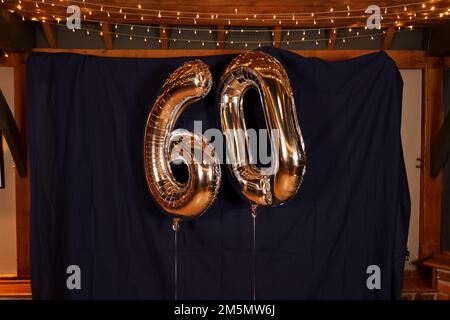 60 Luftballons auf einer Party zum 60. Geburtstag in Hampshire, Großbritannien. Stockfoto