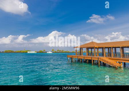 Dock und Flughafenbereich der Malediven für Touristen an einem sonnigen Tag. Passagierboote im Hafen in der Nähe des Internationalen Flughafens Male, Malediven Stockfoto