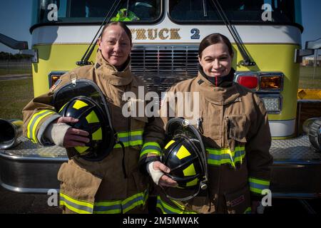 Master Sgt. Nicole Brannan (links), Department of Emergency Services, Senior-Rekrutierter Anführer bei Fort Stewart-Hunter Army Airfield DES und Major Erin Peterson (rechts), Operations Officer bei DES, verkleiden sich in Feuerwehrausrüstung, um mit der Hunter Army Airfield Fire Department zu kreuzen. „Als Führungskraft ist Cross-Training mit Erfahrung in der Militärpolizei von entscheidender Bedeutung, da es uns hilft, uns mit der täglichen Arbeit unserer Feuerwehrleute vertraut zu machen und zu erfahren, was sie für den Erfolg der Mission benötigen“, so Peterson. Stockfoto