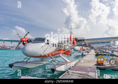 Männlich, Malediven - 01.19.2022: Wasserkuppel Wasserflugzeug-Terminal. Das Wasserflugzeug bereitet sich auf den Abflug zu den Inseln am Male Water Airport vor, Luxusreisen Stockfoto