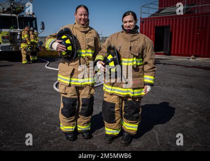 Master Sgt. Nicole Brannan (links), Department of Emergency Services, Senior-Rekrutierter Anführer bei Fort Stewart-Hunter Army Airfield DES und Major Erin Peterson (rechts), Operations Officer bei DES, verkleiden sich in Feuerwehrausrüstung, um mit der Hunter Army Airfield Fire Department zu kreuzen. „Als Führungskraft ist Cross-Training mit Erfahrung in der Militärpolizei von entscheidender Bedeutung, da es uns hilft, uns mit der täglichen Arbeit unserer Feuerwehrleute vertraut zu machen und zu erfahren, was sie für den Erfolg der Mission benötigen“, so Peterson. Stockfoto