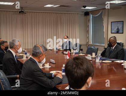 Verteidigungsminister Lloyd J. Austin III ist Gastgeber seiner Exzellenz Lee Hsien Loong, Premierminister der Republik Singapur, für ein Treffen im Pentagon, Washington, D.C., am 28. März 2022. Stockfoto