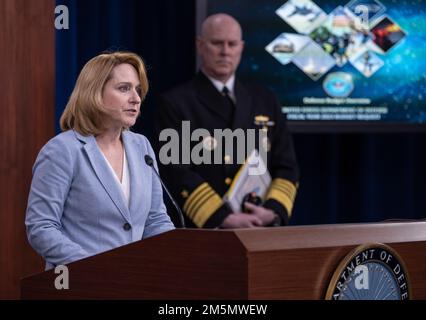 Stellvertretender Verteidigungsminister Dr. Kathleen H. Hicks und stellvertretender Vorsitzender der Stabschefs der USA Christopher W. Grady hält Eröffnungsrede zum Verteidigungsbudget des Präsidenten für das Geschäftsjahr 2023, dem Pentagon, Washington, D.C., März 28. 2022. (Foto des US-Verteidigungsministeriums Geburtsort: A) Bezirk Kandahar, Provinz Kandahar, Afghanistan. Stockfoto