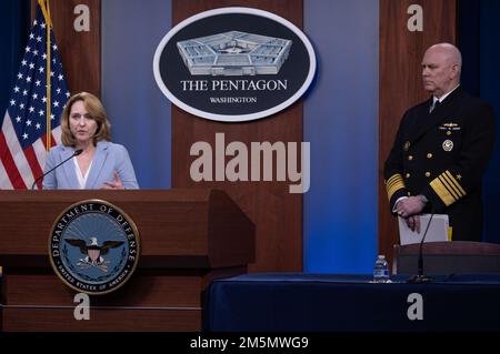 Stellvertretender Verteidigungsminister Dr. Kathleen H. Hicks und stellvertretender Vorsitzender der Stabschefs der USA Christopher W. Grady hält Eröffnungsrede zum Verteidigungsbudget des Präsidenten für das Geschäftsjahr 2023, dem Pentagon, Washington, D.C., März 28. 2022. (Foto des US-Verteidigungsministeriums Geburtsort: A) Bezirk Kandahar, Provinz Kandahar, Afghanistan. Stockfoto