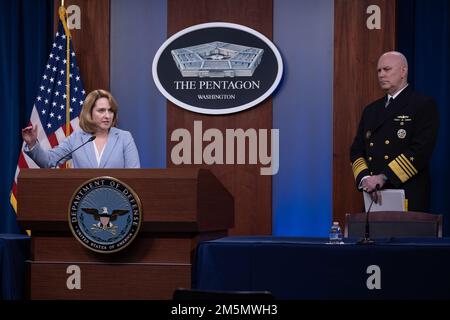 Stellvertretender Verteidigungsminister Dr. Kathleen H. Hicks und stellvertretender Vorsitzender der Stabschefs der USA Christopher W. Grady hält Eröffnungsrede zum Verteidigungsbudget des Präsidenten für das Geschäftsjahr 2023, dem Pentagon, Washington, D.C., März 28. 2022. (Foto des US-Verteidigungsministeriums Geburtsort: A) Bezirk Kandahar, Provinz Kandahar, Afghanistan. Stockfoto