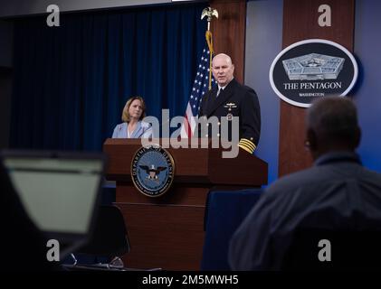 Stellvertretender Verteidigungsminister Dr. Kathleen H. Hicks und stellvertretender Vorsitzender der Stabschefs der USA Christopher W. Grady hält Eröffnungsrede zum Verteidigungsbudget des Präsidenten für das Geschäftsjahr 2023, dem Pentagon, Washington, D.C., März 28. 2022. (Foto des US-Verteidigungsministeriums Geburtsort: A) Bezirk Kandahar, Provinz Kandahar, Afghanistan. Stockfoto