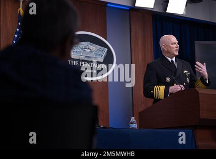Stellvertretender Verteidigungsminister Dr. Kathleen H. Hicks und stellvertretender Vorsitzender der Stabschefs der USA Christopher W. Grady hält Eröffnungsrede zum Verteidigungsbudget des Präsidenten für das Geschäftsjahr 2023, dem Pentagon, Washington, D.C., März 28. 2022. (Foto des US-Verteidigungsministeriums Geburtsort: A) Bezirk Kandahar, Provinz Kandahar, Afghanistan. Stockfoto