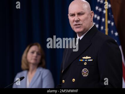 Stellvertretender Verteidigungsminister Dr. Kathleen H. Hicks und stellvertretender Vorsitzender der Stabschefs der USA Christopher W. Grady hält Eröffnungsrede zum Verteidigungsbudget des Präsidenten für das Geschäftsjahr 2023, dem Pentagon, Washington, D.C., März 28. 2022. (Foto des US-Verteidigungsministeriums Geburtsort: A) Bezirk Kandahar, Provinz Kandahar, Afghanistan. Stockfoto