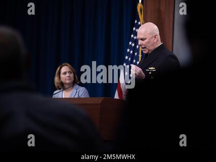 Stellvertretender Verteidigungsminister Dr. Kathleen H. Hicks und stellvertretender Vorsitzender der Stabschefs der USA Christopher W. Grady hält Eröffnungsrede zum Verteidigungsbudget des Präsidenten für das Geschäftsjahr 2023, dem Pentagon, Washington, D.C., März 28. 2022. (Foto des US-Verteidigungsministeriums Geburtsort: A) Bezirk Kandahar, Provinz Kandahar, Afghanistan. Stockfoto