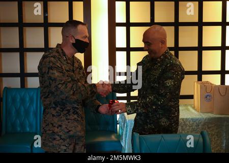 USA Marinekorps, Generalmajor Jay Bargeron, USA Übungsdirektor für Balikatan und 3D. Marine Division Commanding General, Left und Philippine Marine Corps Maj. General Charlton Sean M. Gaerlan, AFP Übungsdirektor, Geschenke im Camp Aguinaldo, Quezon City, Philippinen, 28. März 2022 austauschen. Balikatan ist eine jährliche Übung zwischen den Streitkräften der Philippinen und dem US-Militär, die darauf abzielt, die bilaterale Interoperabilität, Fähigkeiten, Vertrauen und Zusammenarbeit zu stärken, die über Jahrzehnte hinweg aus gemeinsamen Erfahrungen aufgebaut wurden. Balikatan, Tagalog für „Schulter-zu-Schulter“, ist eine langjährige bilaterale Übung Stockfoto