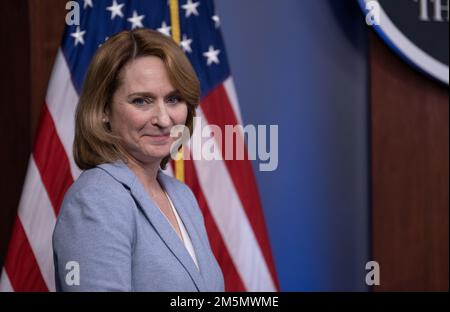 Stellvertretender Verteidigungsminister Dr. Kathleen H. Hicks hält Eröffnungsrede zum Verteidigungshaushalt des Präsidenten für das Geschäftsjahr 2023, dem Pentagon, Washington, D.C., März 28, 2022. (Foto des US-Verteidigungsministeriums Geburtsort: A) Bezirk Kandahar, Provinz Kandahar, Afghanistan. Stockfoto