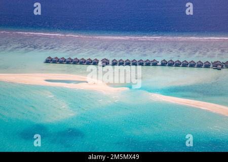Malerisches Paradies auf den Malediven. Tropische Luftlandschaft, Meereslandschaft mit Lagune, Sandbank, Wasservillen mit herrlichem Meer und entspannendem Strand, tropische Natur Stockfoto