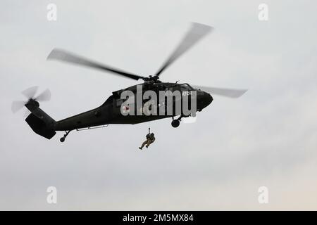 USA Soldaten der Armee, Einheit 2, Charlie Kompanie, 1. Bataillon, 169. Luftregiment, Virginia Nationalgarde, Durchführung einer Hochleistungs-Rettungsaufzug- oder HPU-Schulung in Camp Bondsteel, Kosovo, 28. März 2022. Die HPU-Vorrichtung ermöglicht es medizinischen Evakuierungsteams, Personen sicher aus Bereichen zu entfernen, in denen die Landung eines Flugzeugs nicht sicher oder nicht möglich ist. Stockfoto