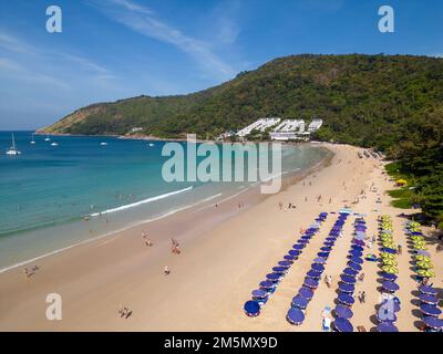 Draufsicht auf den Strand von Nai Harn auf Phuket Island, Thailand. Stockfoto