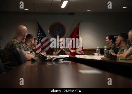 USA General des Marine Corps David H. Berger, Kommandant des Marine Corps, trifft sich mit den formellen Befehlshabern des Learning Center in Camp Johnson, N.C., 28. März 2022. General Berger besuchte Camp Johnson, um die Wiederaufbaubemühungen nach dem Hurrikan Florenz zu beobachten und einen allgemeinen Überblick über die Ausbildung der Unterrichtsschulen für den Kampfdienst des Marine Corps zu erhalten. Stockfoto