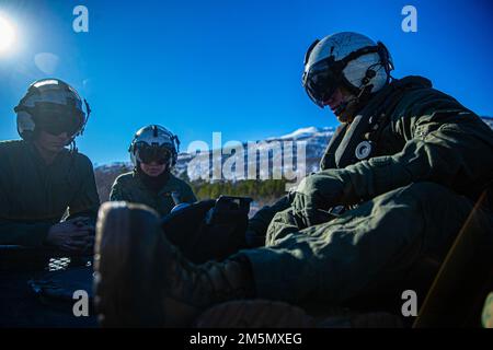 USA Marines mit Marine Heavy Helicopter Squadron 366, Marine Aircraft Group 29, 2D Marine Aircraft Wing, transportiert Treibstoff in ein Fahrzeug während der Übung Cold Response '22, Setermoen, Norwegen, März. 28, 2022. Übung Cold Response '22 ist eine alle zwei Jahre stattfindende norwegische nationale Bereitschafts- und Verteidigungsübung, die in ganz Norwegen stattfindet, unter Beteiligung jedes seiner Militärdienste sowie von 26 weiteren alliierten Nationen und regionalen Partnern der Nordatlantikvertrags-Organisation. Stockfoto