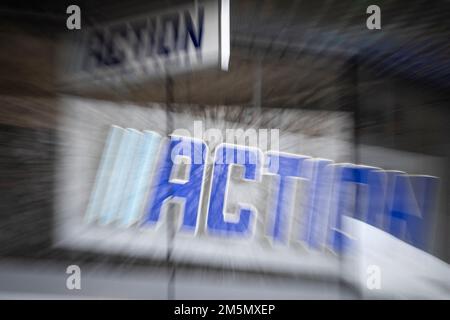 Ein Blick von außen auf einen Supermarkt der holländischen Hard-Discount-Kette Action am 30. Dezember 2022 in Paris, Frankreich. Die Vereinigung UFC-Que Chorisir hat eine Umfrage durchgeführt, deren Ergebnisse überraschend sind. Die Jagd nach Niedrigpreisen wird in diesen Zeiten der Inflationskrise zu einem Nationalsport. Angesichts des Anstiegs der Lebensmittel- und Hygienepreise (+13 % im letzten Monat) wenden sich immer mehr Verbraucher an Rabattläden, weil sie glauben, Geld sparen zu können. Foto: Eliot Blondet/ABACAPRESS.COM Stockfoto