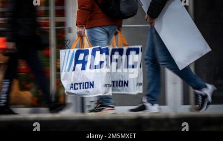 Ein Blick von außen auf einen Supermarkt der holländischen Hard-Discount-Kette Action am 30. Dezember 2022 in Paris, Frankreich. Die Vereinigung UFC-Que Chorisir hat eine Umfrage durchgeführt, deren Ergebnisse überraschend sind. Die Jagd nach Niedrigpreisen wird in diesen Zeiten der Inflationskrise zu einem Nationalsport. Angesichts des Anstiegs der Lebensmittel- und Hygienepreise (+13 % im letzten Monat) wenden sich immer mehr Verbraucher an Rabattläden, weil sie glauben, Geld sparen zu können. Foto: Eliot Blondet/ABACAPRESS.COM Stockfoto