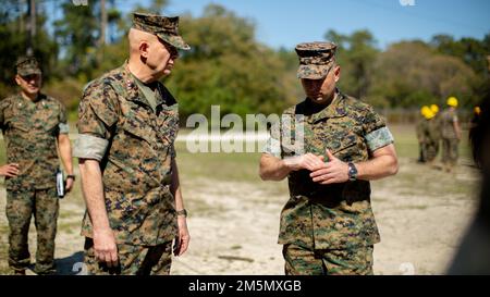 USA General David Berger, Kommandeur des Marine Corps, spricht mit Master Gunnery Sgt. Gregory Terwilliger, Leiter der Abteilung für explosive Hindernisse und Gefahren an der Marine Corps Engineer School im Marine Corps Base Camp Lejeune, North Carolina, 28. März 2022. Der Besuch des Kommandanten gibt ihm die Gelegenheit, verschiedene Kommandos zu besichtigen und über die Bedeutung von Force Design 2030 und anderen Plänen des künftigen Marine Corps zu sprechen. Stockfoto