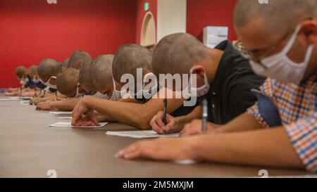 USA Marinekorps Rekruten bei Lima Company, 3. Recruit Training Bataillon, füllen während des Empfangs beim Marine Corps Recruit Depot San Diego, 28. März 2022. Rekruten wurden auf verbotene Gegenstände überprüft, telefonierten, erhielten Haarschnitte und erhielten Ausrüstung. Stockfoto