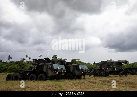 Bravo Battery, 1. Bataillon, 1. Air Defense Artillery Regiment beginnt am 29. März 2022 während der Balikatan 22 mit der Einbringung auf dem North Cagayan Airfield in der Nähe von Aparri, Philippinen. Balikatan ist eine jährliche Übung zwischen den Streitkräften der Philippinen und dem US-Militär, die darauf ausgerichtet ist, bilaterale Interoperabilität, Fähigkeiten, Vertrauen und Zusammenarbeit zu stärken, die über Jahrzehnte hinweg gemeinsam genutzt wurde. Balikatan, Tagalog für ‘„Schulter an Schulter“, ist eine langjährige bilaterale Übung zwischen den Philippinen und den Vereinigten Staaten, die die tief verwurzelte Partnerschaft zwischen beiden Gräfinnen unterstreicht Stockfoto