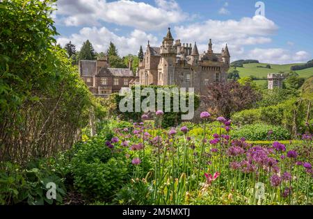 19. Mai 2022 Abbotsford, das Haus von Sir Walter Scott, in der Nähe von Melrose an der schottischen Grenze. Schottland-Wetter in Großbritannien. Die Gärten in Abbotsford in der Stockfoto