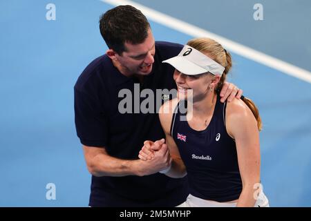 Sydney, Australien. 30. Dezember 2022. Der britische Hauptmann Tim Henman gratuliert Harriet Dart aus Großbritannien, nachdem er am 30. Dezember 2022 beim United Cup im Sydney Olympic Park Tennis Centre in Sydney, Australien, ihr Spiel der Gruppe D zwischen Maddison Inglis aus Australien und Harriet Dart aus Großbritannien gewonnen hat. Foto von Peter Dovgan. Nur redaktionelle Verwendung, Lizenz für kommerzielle Verwendung erforderlich. Keine Verwendung bei Wetten, Spielen oder Veröffentlichungen von Clubs/Ligen/Spielern. Kredit: UK Sports Pics Ltd/Alamy Live News Stockfoto