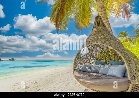 Tropischer Inselstrand als Sommerlandschaft mit Strandschaukel oder Hängematte. Fröhlicher idyllischer blauer Himmel, Sandpalme hinterlässt einen ruhigen Strand am Meer. Ein Paar Romantik Stockfoto