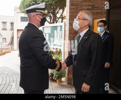 Carl Lahti, Commander, Navy Region Japan/Commander, USA Marinestreitkräfte Japan wird vom Bürgermeister der Stadt Saikai Yasuhiko Sugizawa am 28. März 2022 im Rathaus von Saikai begrüßt. Lahti traf sich im Rahmen eines geplanten Besuchs bei CFAS mit den Führern der Seeschifffahrts-Selbstverteidigungskräfte von Sasebo City, Saikai City und Japan, um sich mit der Installation und dem lokalen Umfeld vertraut zu machen. Stockfoto