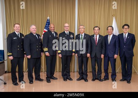 Carl Lahti, Commander, Navy Region Japan/Commander, USA Marine Forces Japan, Captain David Adams, Commander, Fleet Activities Sasebo (CFAS) und Saikai City Mayor Yasuhiko Sugizawa posieren für ein Foto im Rathaus von Saikai am 28. März 2022. Lahti traf sich im Rahmen eines geplanten Besuchs bei CFAS mit den Führern der Seeschifffahrts-Selbstverteidigungskräfte von Sasebo City, Saikai City und Japan, um sich mit der Installation und dem lokalen Umfeld vertraut zu machen. Stockfoto