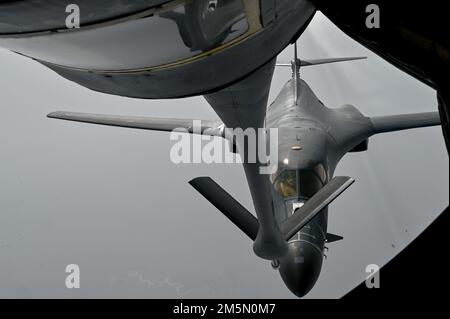Ein KC-135 Stratotanker vom Luftwaffenstützpunkt McConnell, Kansas, bereitet sich darauf vor, einen B-1B Lancer vom Ellsworth AFB, South Dakota, am 28. März 2022 aufzufüllen. Die B-1 ist ein vielseitiges Waffensystem mit mehreren Missionen, das die größte konventionelle Nutzlast an geführten und unbegleiteten Waffen im Bestand der Air Force transportiert. Stockfoto