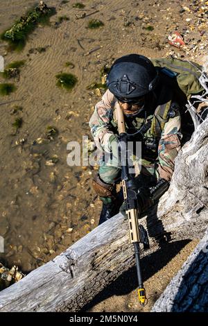 Ein holländischer Marine mit der Marine-Staffel Carib, Netherland Marine Corps, führt taktische Strandaufklärung durch während des Trainings karibischer Urban Warrior in Camp Lejeune, North Carolina, am 29. März 2022. Bei dieser Übung handelt es sich um eine bilaterale Fortbildung, die darauf abzielt, die globale Interoperabilität zwischen dem 2D. Aufklärungsbataillon und der Marinestaffel Carib zu verbessern. Stockfoto