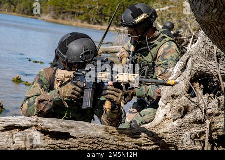 Holländische Marines mit der Marinestaffel Carib, Netherland Marine Corps, führen taktische Strandaufklärung während des Trainings karibischer Urban Warrior in Camp Lejeune, North Carolina, am 29. März 2022 durch. Bei dieser Übung handelt es sich um eine bilaterale Fortbildungsmaßnahme, die darauf abzielt, die globale Interoperabilität zwischen dem 2D. Aufklärungsbataillon, der 2D. Marine Division und der Marine-Staffel Carib zu verbessern. Stockfoto