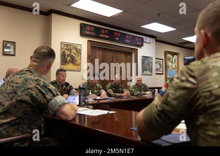 USA Marines und Personal der II Marine Expeditionary Force, Gespräch mit Zivilisten und niederländischen Militärführern in Camp Lejeune, N.C., 28. März 2022. Die Gruppe erörterte die positiven Ergebnisse gemeinsamer Übungen und der geplanten künftigen Ausbildungsmöglichkeiten zwischen den beiden Ländern. Stockfoto