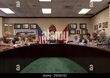 USA Marines und Personal der II Marine Expeditionary Force treffen sich mit niederländischen Militärführern in Camp Lejeune, N.C., 28. März 2022. Die Gruppe erörterte die positiven Ergebnisse gemeinsamer Übungen und der geplanten künftigen Ausbildungsmöglichkeiten zwischen den beiden Ländern. Stockfoto