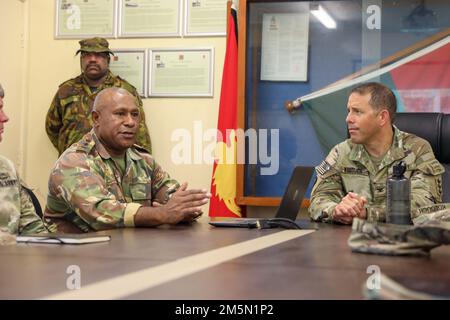 Die Verteidigungsstreitkräfte von Papua-Neuguinea, Oberstleutnant Heta Nombe, waren TKS22 Gastgeber des Befehlshabers der 130. Ingenieurbrigade, Oberst Stephen Kolouch und Kommandodienstleiter Major Gerald Eagan in Port Moresby, Papua-Neuguinea, am 29. März. Die Staats- und Regierungschefs diskutierten über zukünftige gemeinsame Operationen und machten eine Tour durch die Taurama-Baracken in PNG. Die USA Das Engagement der Armee für unsere Partner und Verbündeten fördert und ermöglicht Interoperabilität. Bilaterale Übungen wie TK22 helfen uns direkt bei der Förderung von Theater Sustainment und U.S. Army Pacific mit verbesserter Kapazität der Landstreitkräfte der Partner, um ein regionales Sicherheitsengagement zu ermöglichen Stockfoto
