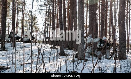 USA Marines mit 3. Bataillon, 6. Marineregiment, 2D. Marine-Division, II. Marine Expeditionstruppe, bereiten Sie ein M3E1-Mehrzweck-Anti-Panzer-Waffensystem während der Übung Cold Response 2022 vor, Norwegen, 28. März 2022. Übung Cold Response '22 ist eine alle zwei Jahre stattfindende norwegische nationale Bereitschafts- und Verteidigungsübung, die in ganz Norwegen stattfindet, unter Beteiligung jedes seiner Militärdienste sowie von 26 weiteren alliierten Nationen und regionalen Partnern der Nordatlantikvertrags-Organisation. Stockfoto