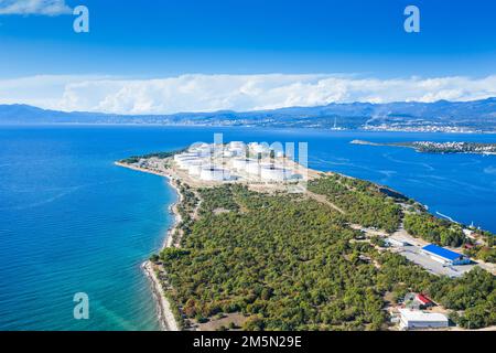 Ölterminal auf der Insel Krk, Kroatien, aus der Vogelperspektive Stockfoto
