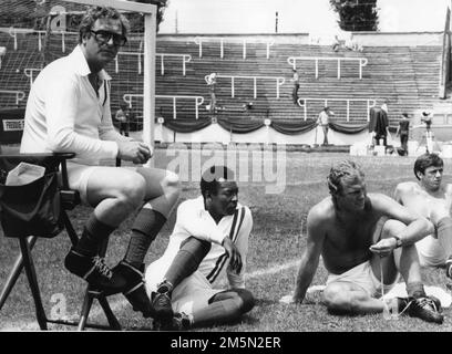 Archive Photo, Italien. 30. Dezember 2022. **SONDERGEBÜHR** **SONDERGEBÜHR** MICHAEL CAINE, PELÉ UND BOBBY MOORE IN DEM FILM " FLUCHT ZUM SIEG " UNTER DER REGIE VON JOHN HUSTON (VEREINIGTE STAATEN - 1981-07-30, ALAN MARKFIELD) das Foto kann unter Berücksichtigung des Kontexts, in dem es aufgenommen wurde, verwendet werden. Und ohne diffamierende Absicht des Anstands der Leute repräsentierte redaktionelle Verwendung nur Kredit: Unabhängige Fotoagentur/Alamy Live News Stockfoto