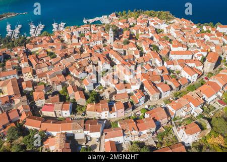 Stadt Omisalj auf der Insel Krk, Kroatien, Luftaufnahme Stockfoto