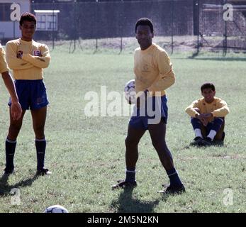 Archive Photo, Italien. 30. Dezember 2022. **SONDERGEBÜHR** **SONDERGEBÜHR** PELE' CALCIATORE (MAILAND - 1990-05-25, PHOTOGRAMMA) ps das Foto kann unter Berücksichtigung des Kontexts, in dem es aufgenommen wurde, und ohne die diffamierende Absicht der Dekoration der repräsentierten Personen nur redaktionelle Verwendung Kredit: Unabhängige Fotoagentur/Alamy Live News Stockfoto