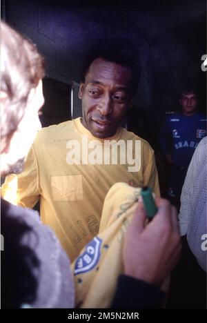 Archive Photo, Italien. 30. Dezember 2022. **SONDERGEBÜHR** **SONDERGEBÜHR** PELE' CALCIATORE (BRASILIEN - 1990-05-25, FOTO) ps das Foto kann unter Berücksichtigung des Kontexts, in dem es aufgenommen wurde, und ohne diffamierende Absicht der Dekoration der repräsentierten Personen nur redaktionelle Verwendung Kredit: Unabhängige Fotoagentur/Alamy Live News Stockfoto