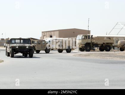 Soldaten, die dem 3. Expeditionary Sustainment Command zugeteilt sind, fahren Fahrzeuge aus ihrem Fuhrpark in Camp Arifjan, Kuwait, 28. März 2022. ‚Spears Ready‘-Soldaten bereiten ihre Ausrüstung für den Transport zurück zu ihrer Heimatstation in Fort Bragg, N.C., vor Sie sind seit August 2021 im Einsatzkommando des 1. Theater Sustainment Command stationiert. Stockfoto