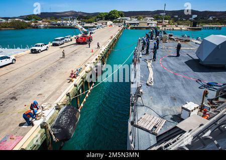 220328-N-GF955-1052 MARINESTÜTZPUNKT GUANTANAMO BAY, Kuba - (28. März 2022) - das Kampfschiff USS Billings (LCS 15) der Freiheitsvariante kommt am Marinestützpunkt Guantanamo Bay, Kuba für einen kurzen Halt für Treibstoff und Vorräte an, 28. März 2022. Billings wird in das US-Flottengebiet 4. entsandt, um die Mission der Joint Interagency Task Force South zu unterstützen, zu der auch Missionen zur Bekämpfung des illegalen Drogenhandels in der Karibik und im östlichen Pazifik gehören. Stockfoto