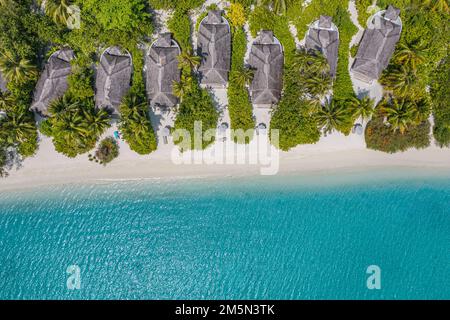 Wunderschönes Atoll und Insel auf den Malediven aus der Vogelperspektive. Ruhige tropische Landschaft und Meereslandschaft mit Palmen am weißen Sandstrand, herrliche Natur Stockfoto